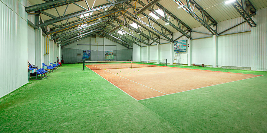 terrain de tennis intérieur